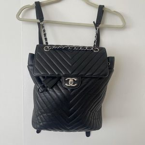 AUTHENTIC CHANEL BACKPACK with silver hardware
Exterior is nearly perfect